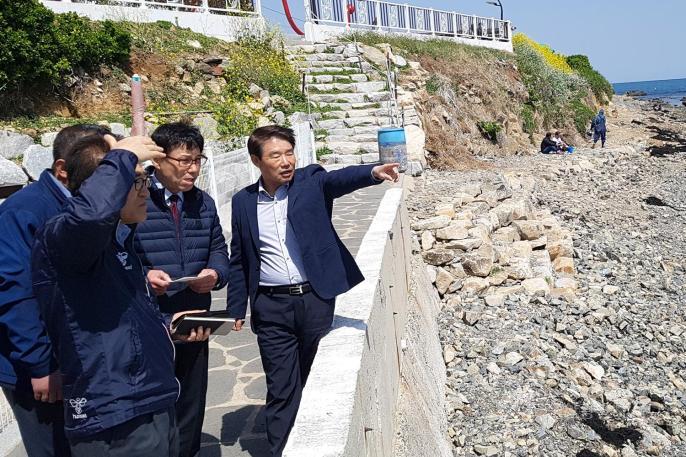 정천석 동구청장, 슬도 해안길 정비작업 현장점검 의 사진