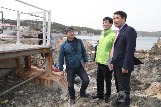 주전몽돌해변 쉼터 교체공사 현장방문 의 사진