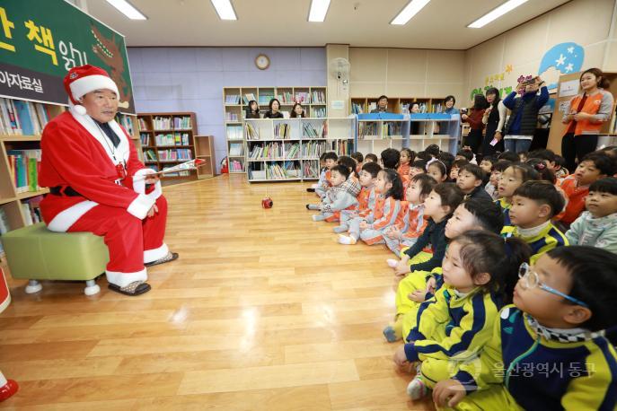 정천석 동구청장 동화책 읽어주기 의 사진