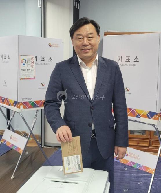 김종훈 동구청장, 울산교육감 보궐선거 사전투표 의 사진