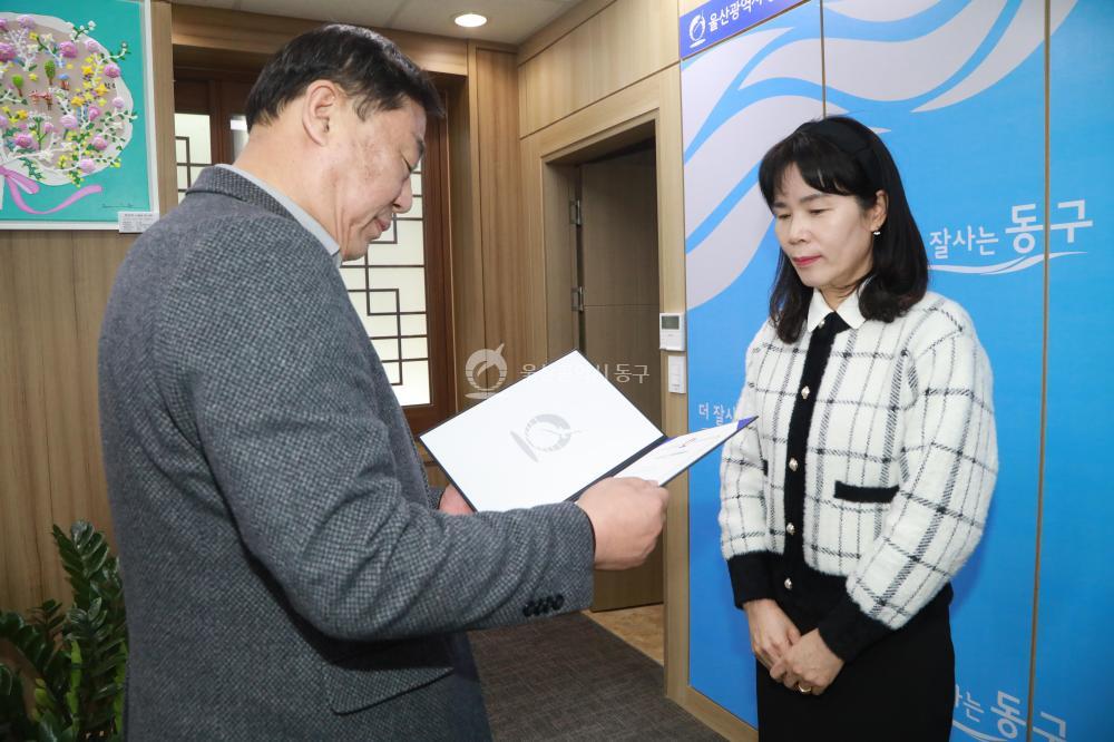 청소년시설 및 국공립어린이집 위탁증서 수여식의 사진