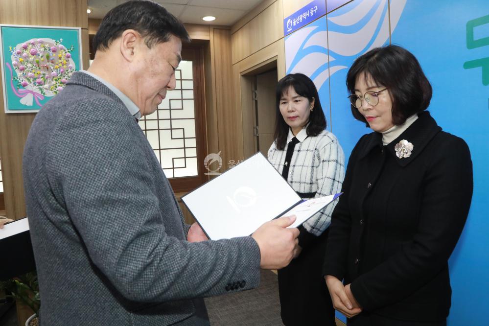 청소년시설 및 국공립어린이집 위탁증서 수여식의 사진