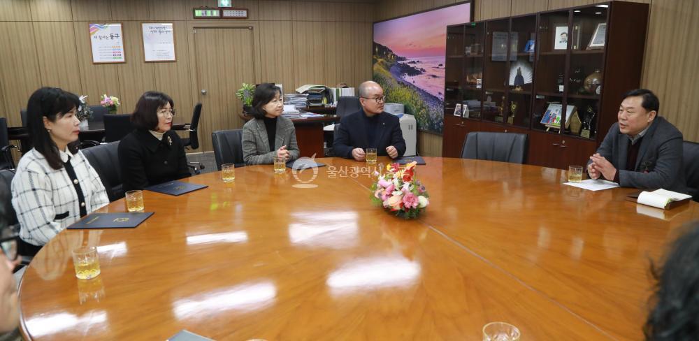 청소년시설 및 국공립어린이집 위탁증서 수여식의 사진