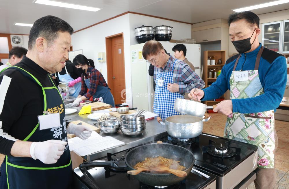 김종훈 동구청장, 남성 요리교실 방문 의 사진