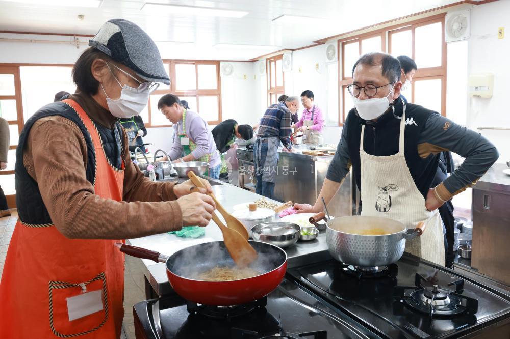 김종훈 동구청장, 남성 요리교실 방문 의 사진
