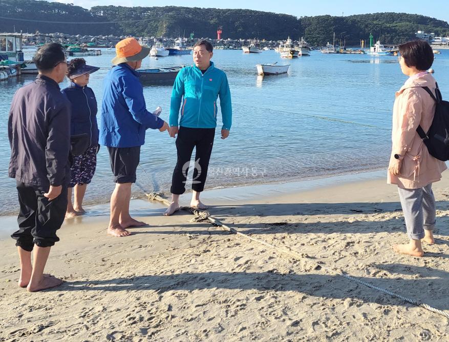 김종훈 동구청장, 일산해수욕장 맨발걷기 현장체험 의 사진