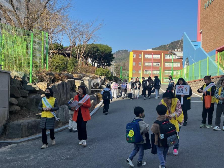 남목3동 아동여성안전지킴이회 캠페인의 사진