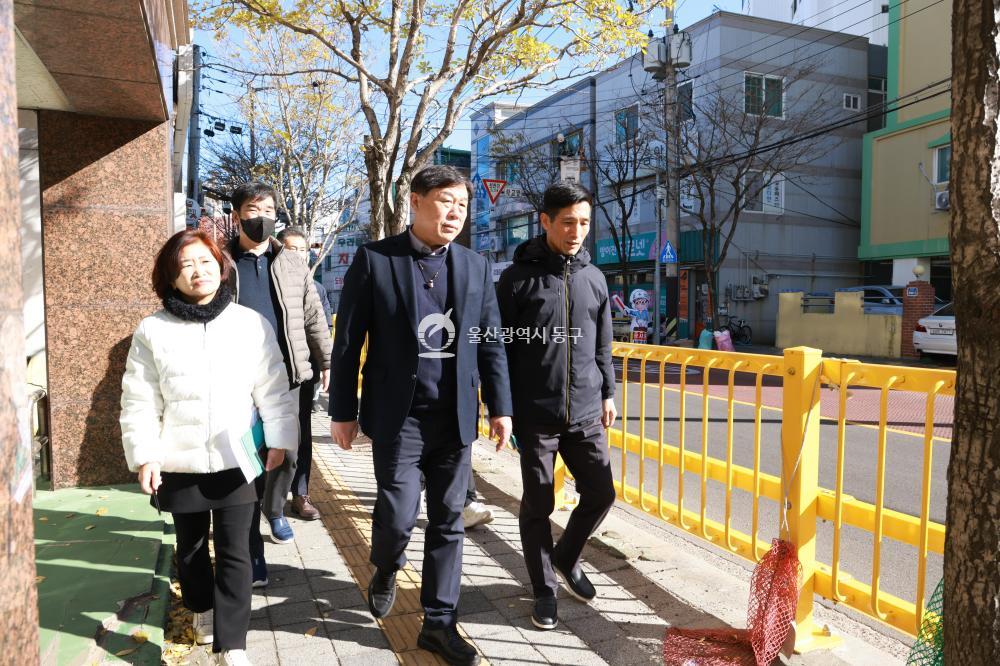 어린이보호구역 안전통학로 조성 현장점검의 사진