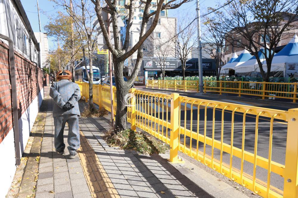 어린이보호구역 안전통학로 조성 현장점검의 사진