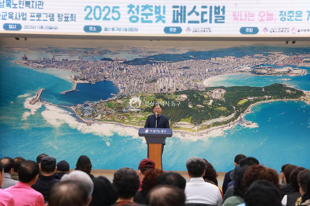 남목노인복지관 프로그램 발표회의 사진