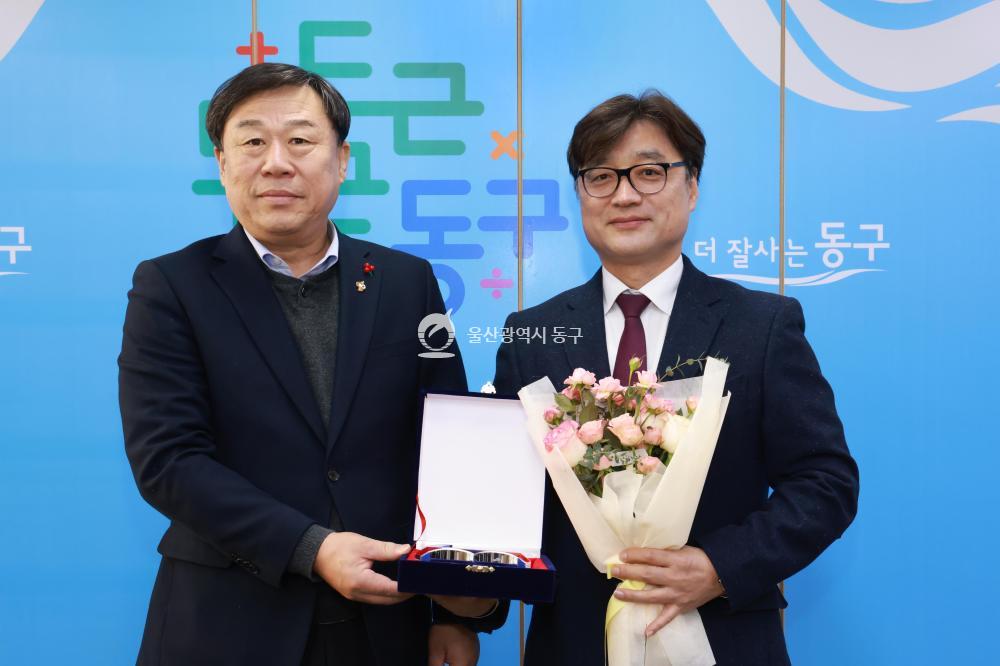 진화신경외과 성금전달의 사진