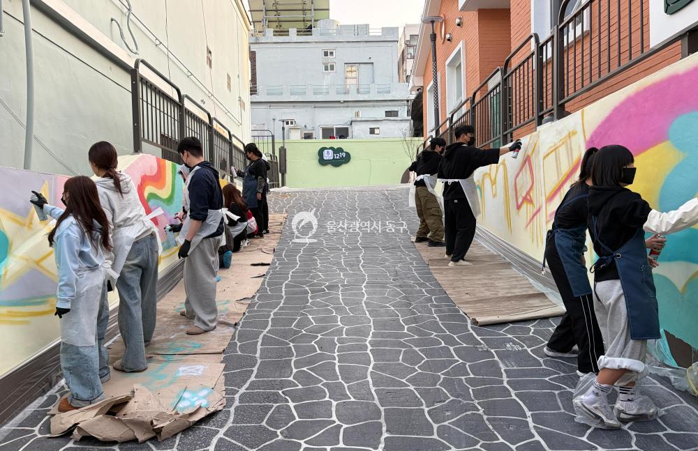 틈1219에 울과대 라이즈사업단과 지역 청소년 벽화작업의 사진