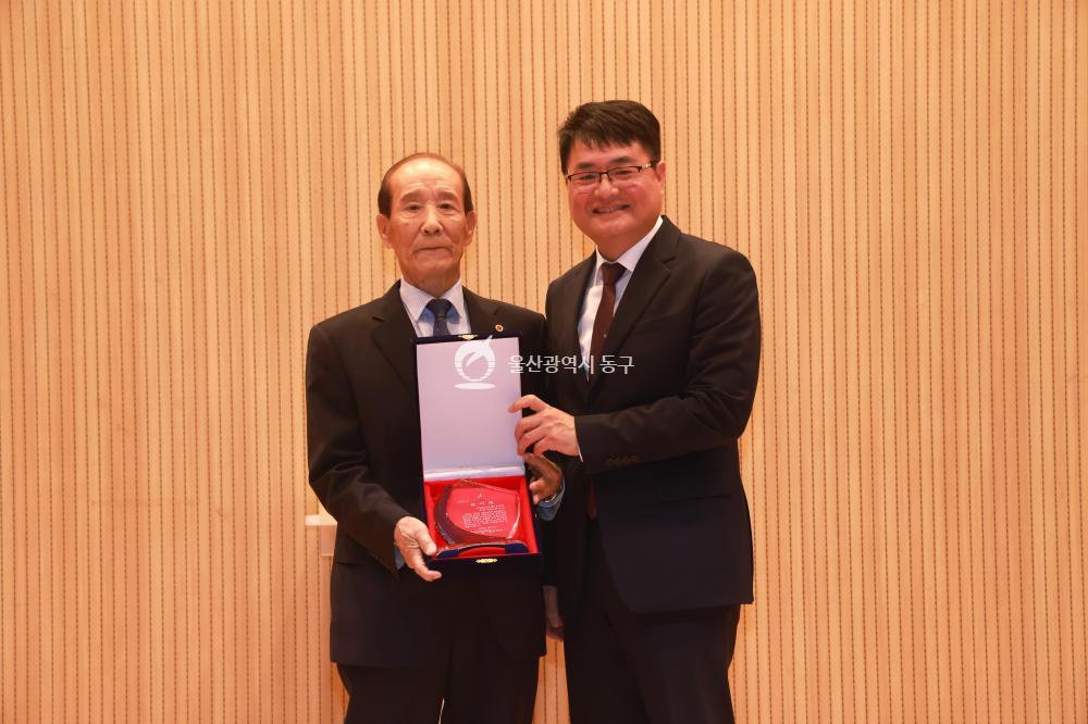 대한노인회 동구지회장 이취임식의 사진