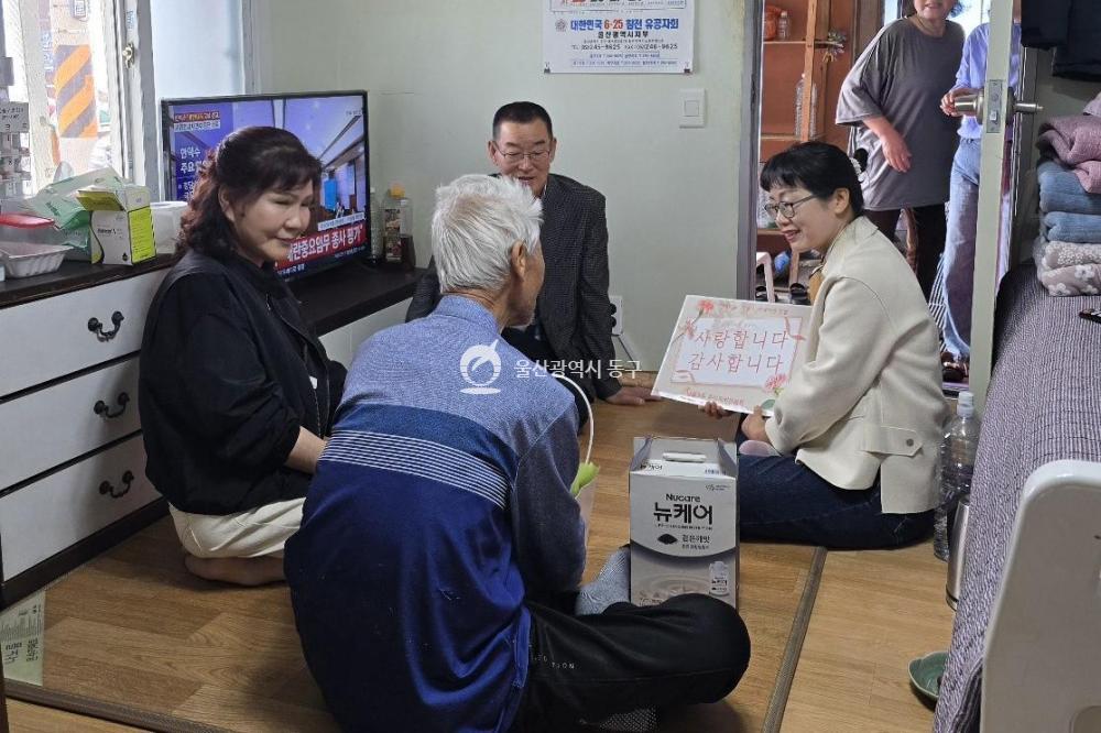어버이날기념 카네이션 방문전달의 사진