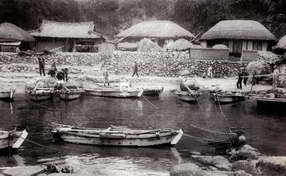 미포만 물양장과 마을 사람들  1964