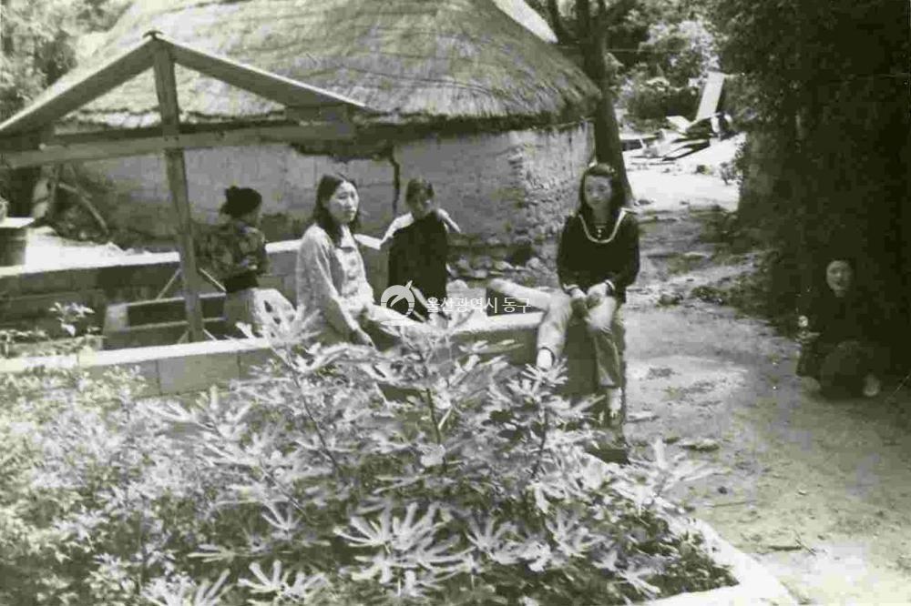 미포만 물양장과 마을 사람들  1964의 사진