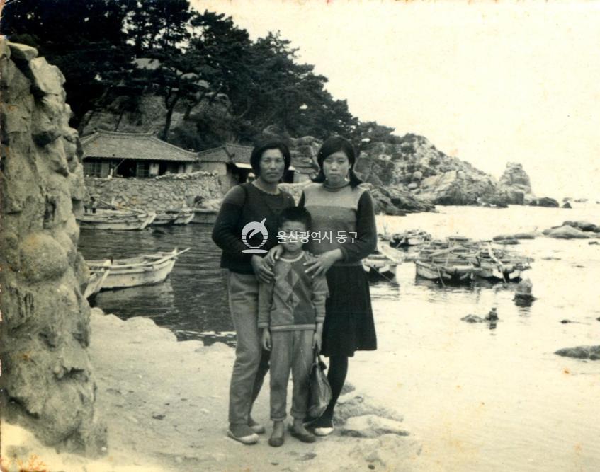 미포만 물양장과 마을 사람들  1964의 사진