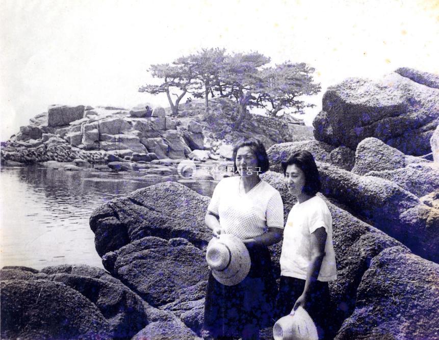 미포만 물양장과 마을 사람들  1964의 사진
