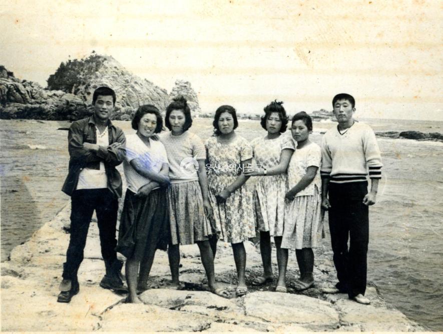 미포만 물양장과 마을 사람들  1964의 사진
