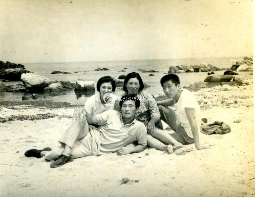 미포만 물양장과 마을 사람들  1964의 사진