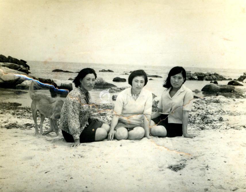 미포만 물양장과 마을 사람들  1964의 사진