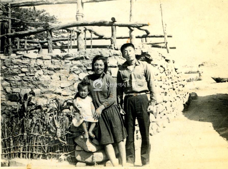 미포만 물양장과 마을 사람들  1964의 사진