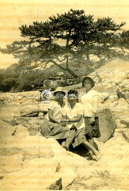 미포만 물양장과 마을 사람들  1964의 사진