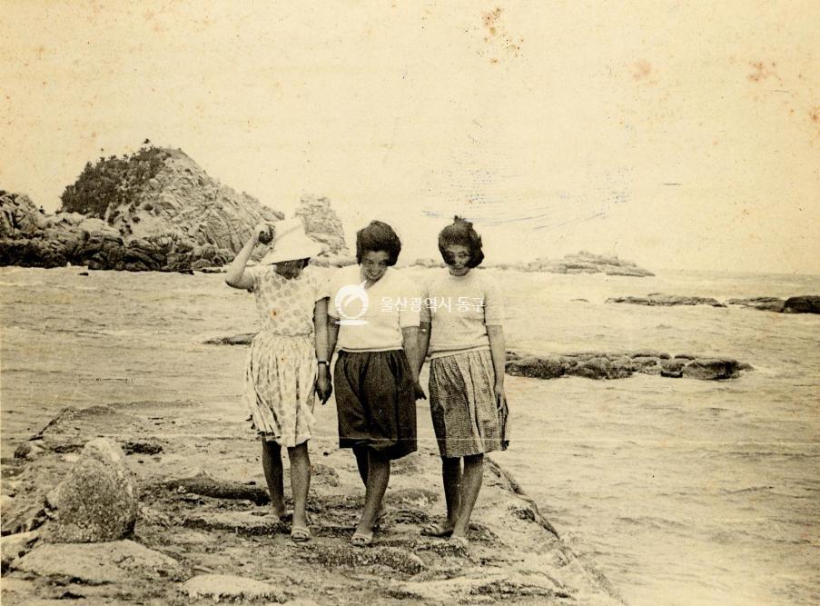 미포만 물양장과 마을 사람들  1964의 사진