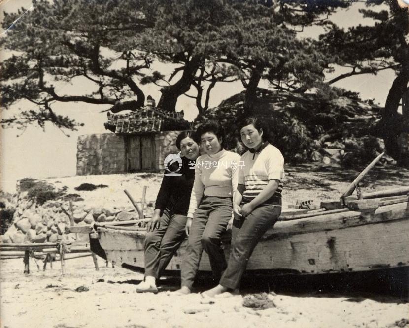 미포만 물양장과 마을 사람들  1964의 사진