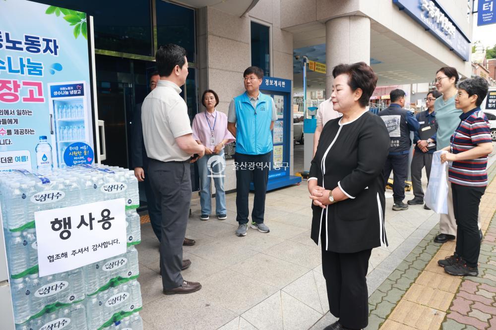 이동노동자 생수나눔의 사진
