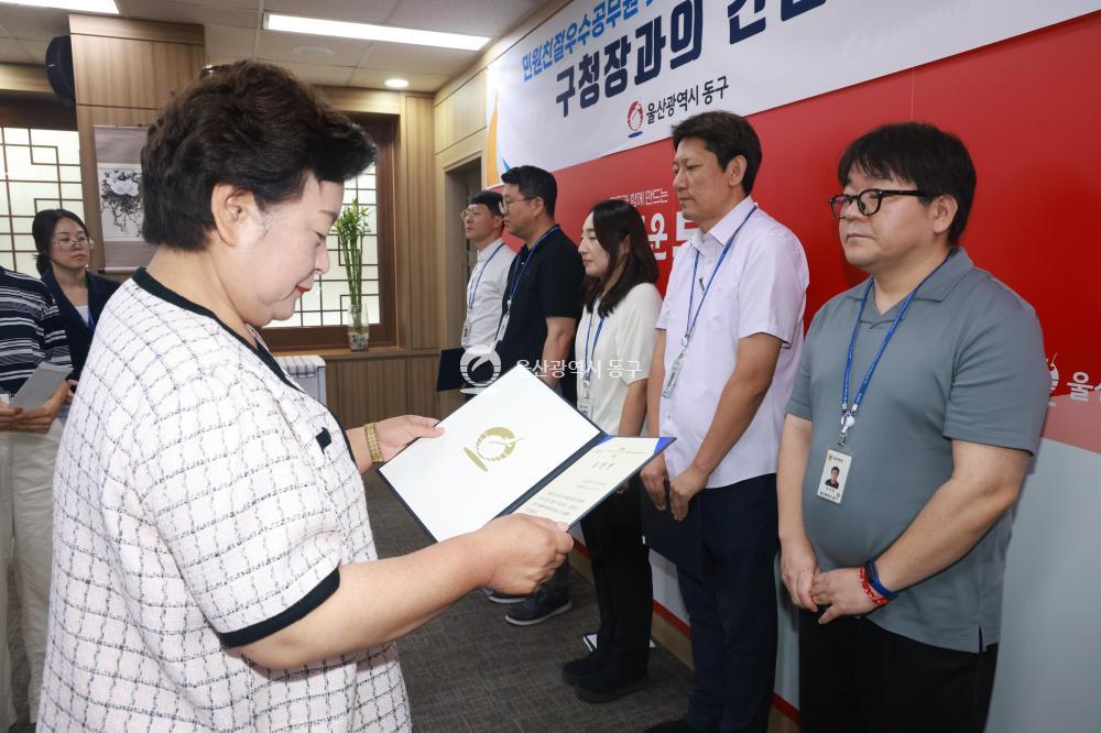 민원친절 우수 공무원 표창 수여 및 간담회의 사진