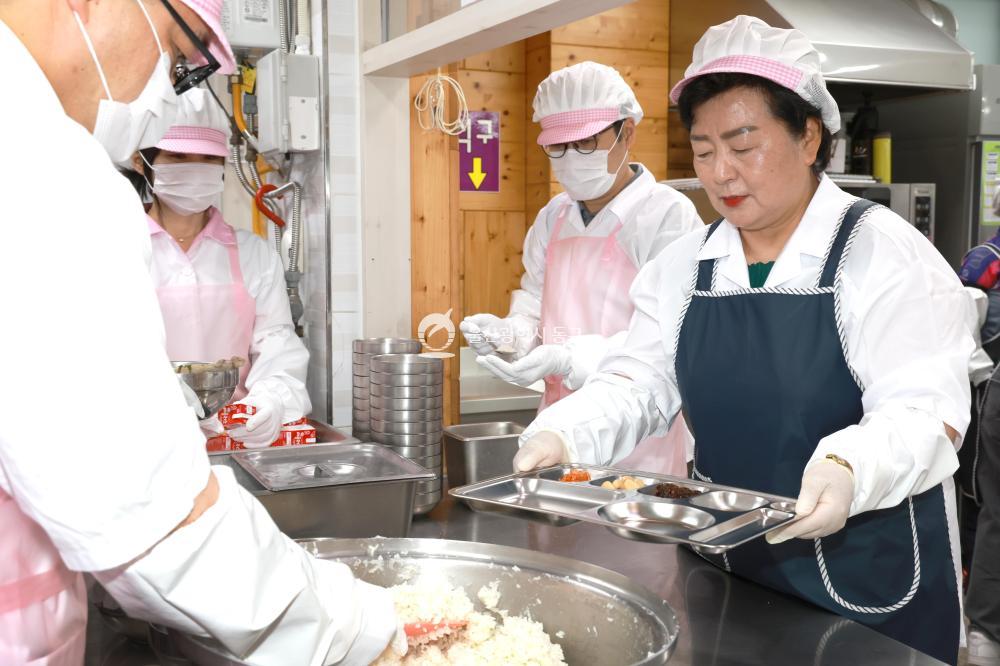 천기옥 동구청장, 경로식당 배식 봉사