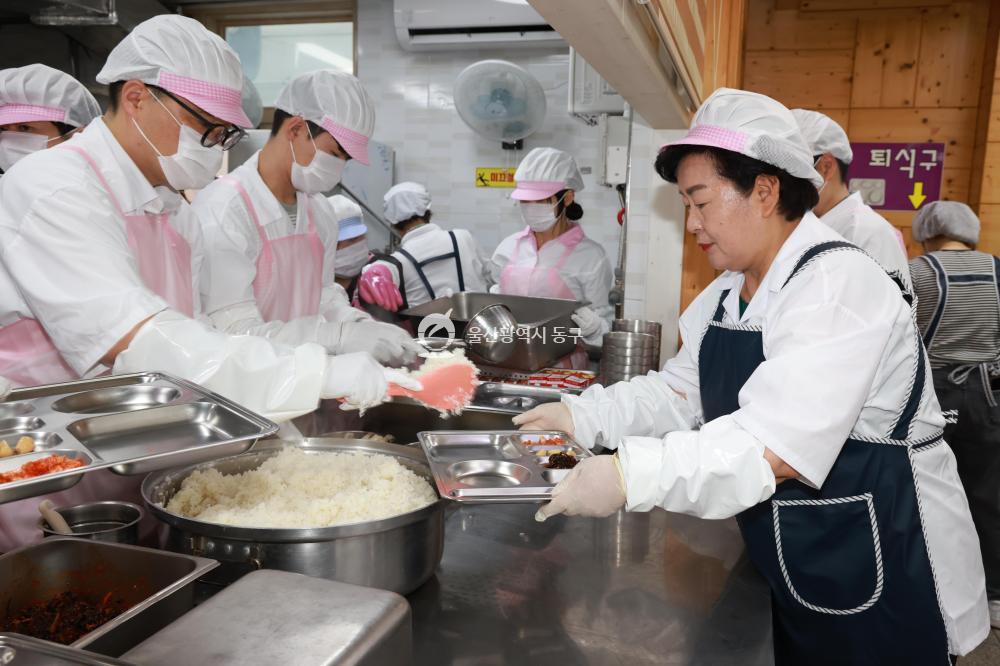 천기옥 동구청장, 경로식당 배식 봉사의 사진