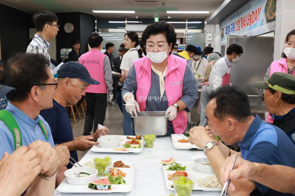 남목노인복지관 말복맞이 무료 특식 제공의 사진