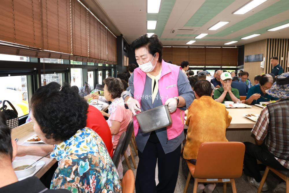 남목노인복지관 말복맞이 무료 특식 제공의 사진