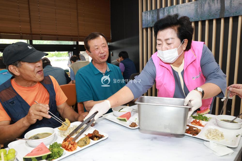 남목노인복지관 말복맞이 무료 특식 제공의 사진