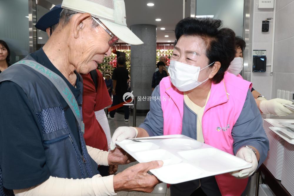 남목노인복지관 말복맞이 무료 특식 제공의 사진