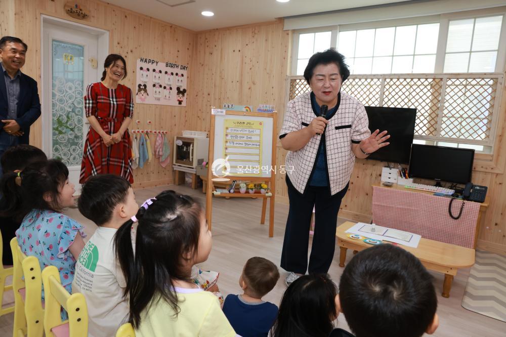 어린이 이용시설 목조화사업 현판식의 사진