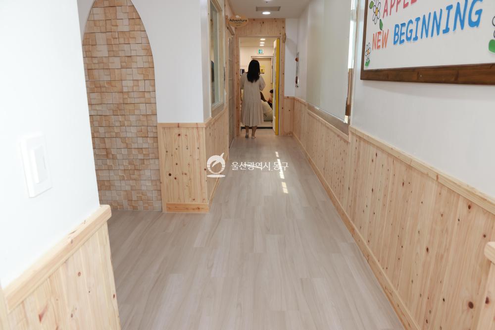 어린이 이용시설 목조화사업 현판식의 사진