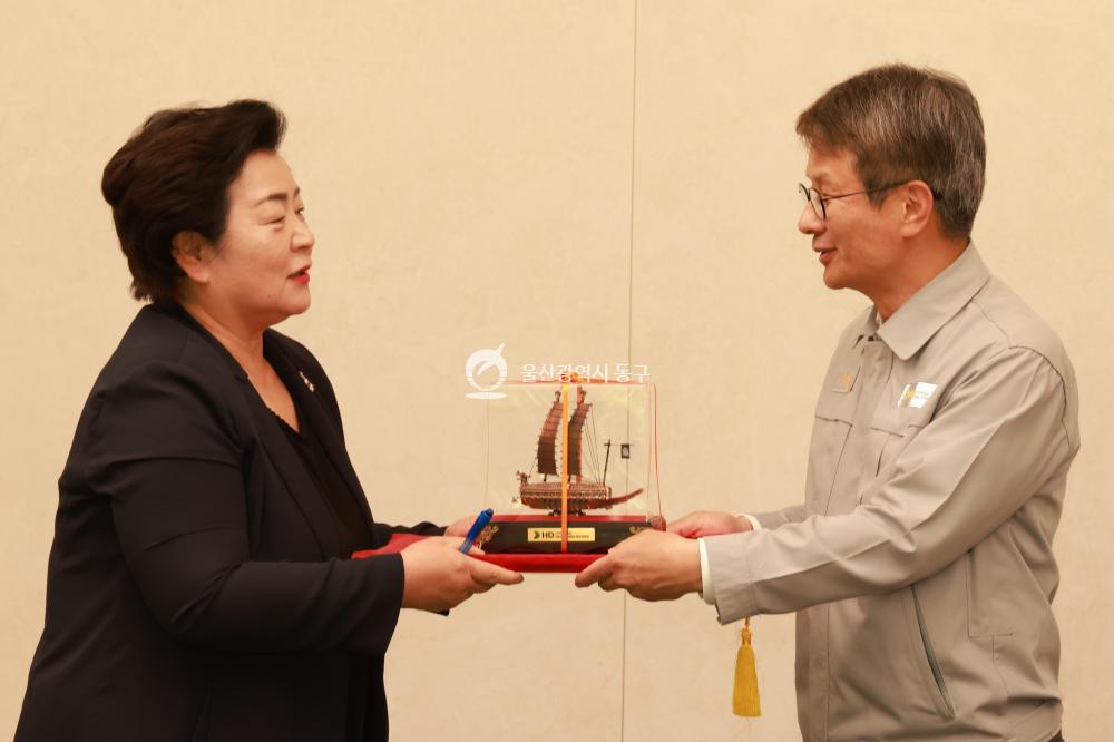 천기옥 동구청장, HD현대중공업 방문의 사진
