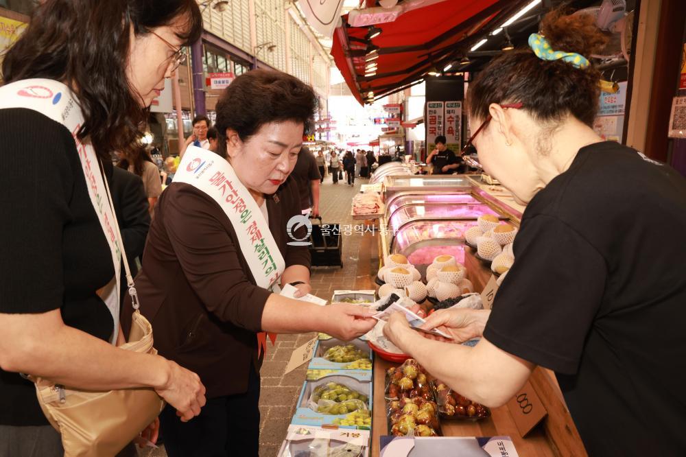 추석맞이 전통시장 장보기 행사의 사진