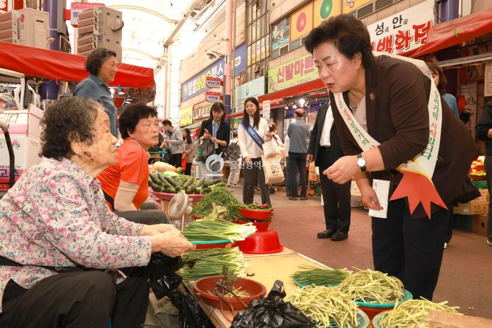 추석맞이 전통시장 장보기 행사의 사진