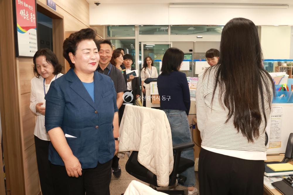 천기옥 동구청장, 추석맞이 동 직원 격려방문의 사진