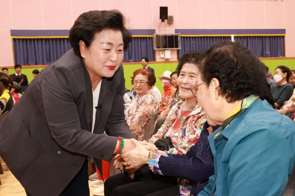 방어동 노인의 날 기념행사의 사진