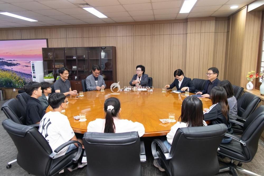 화진초 학생 프로젝트 운영 성금전달의 사진