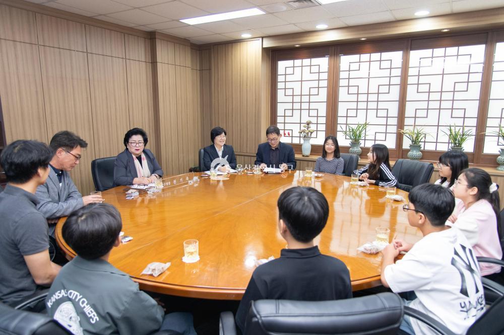 화진초 학생 프로젝트 운영 성금전달의 사진