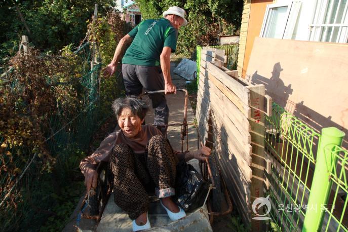 성끝마을노모와아들 의 사진