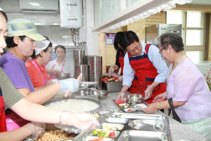 중복맞이 삼계탕 배식 봉사활동 의 사진