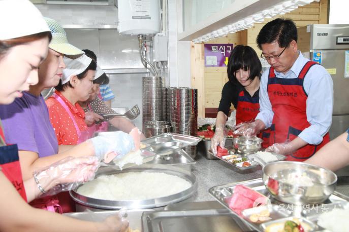 중복맞이 삼계탕 배식 봉사활동 의 사진