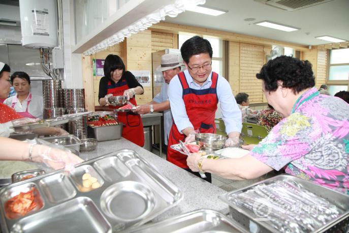 중복맞이 삼계탕 배식 봉사활동 의 사진